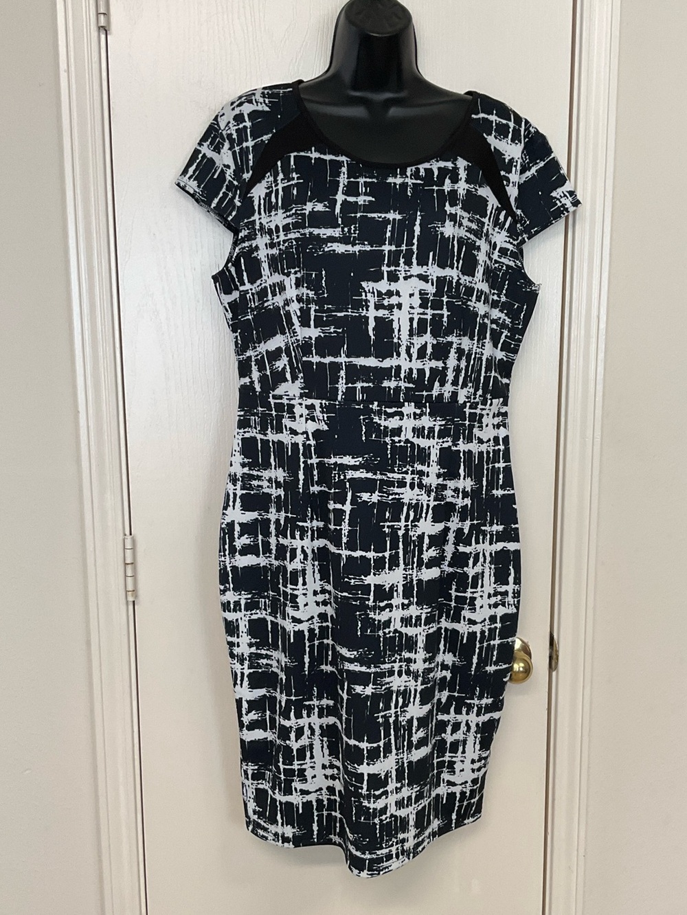 Glory Sunshine Black & White Abstract Cap-Sleeve Sheath Dress